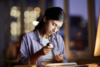 Děti, které dospívaly za covidu, zahánějí úzkosti a deprese pilulkami. Hlavně dívky - Novinky